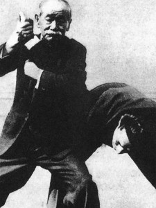 «Jigoro Kano viser teknikker, 1938» Foto fra: The Canon of Judo, 2004