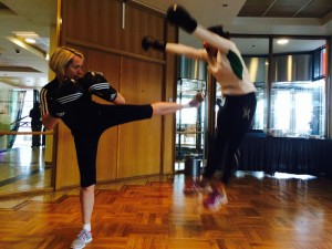 FOTO: Daniel Armando Fossan. Multi-talentet Hanne Myrnes viser Nina Solheim noen triks!