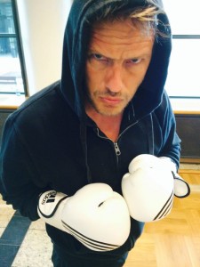 FOTO: Daniel Armando Fossan. Jørgen gikk rett inn i Rocky-modus med en gang han fikk på hansker!
