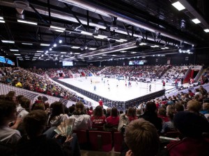 Full hall under håndballkamp.